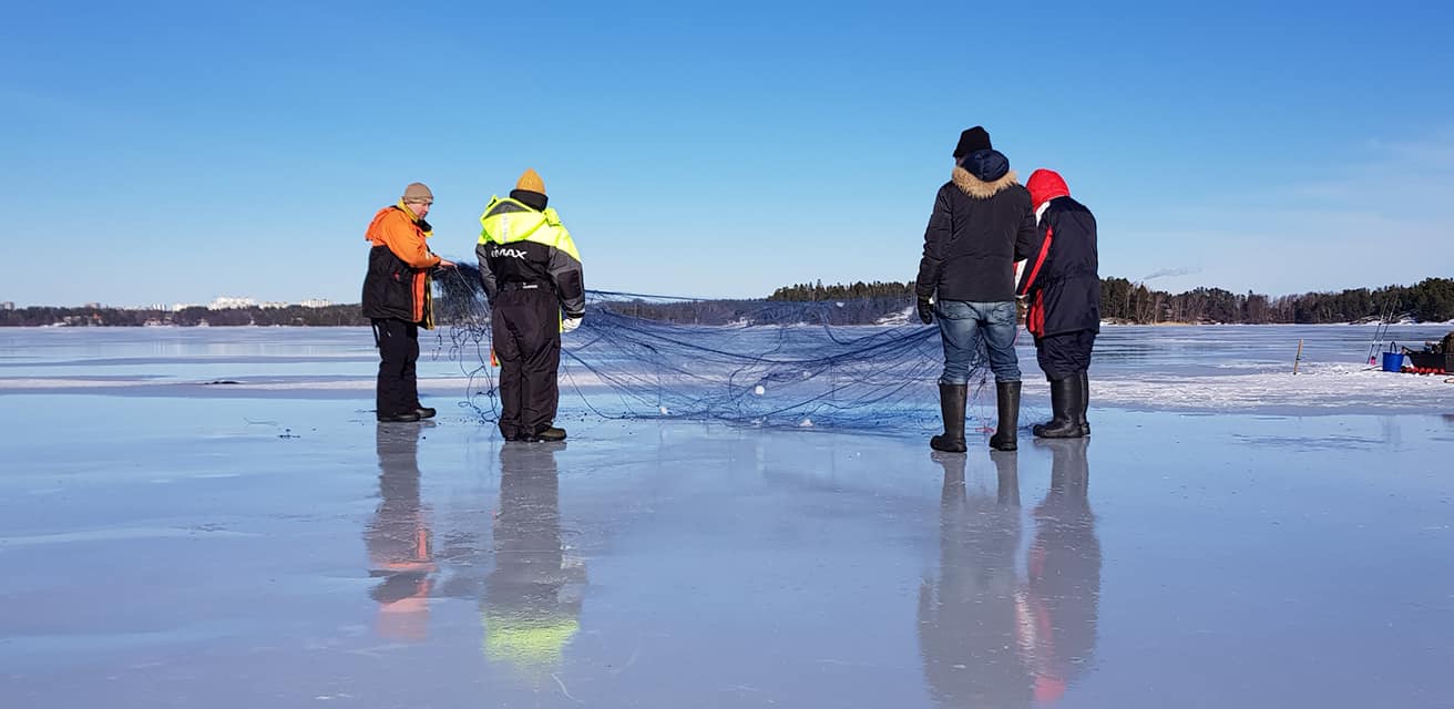 On sea ice- checking what icefishing with nets is all about