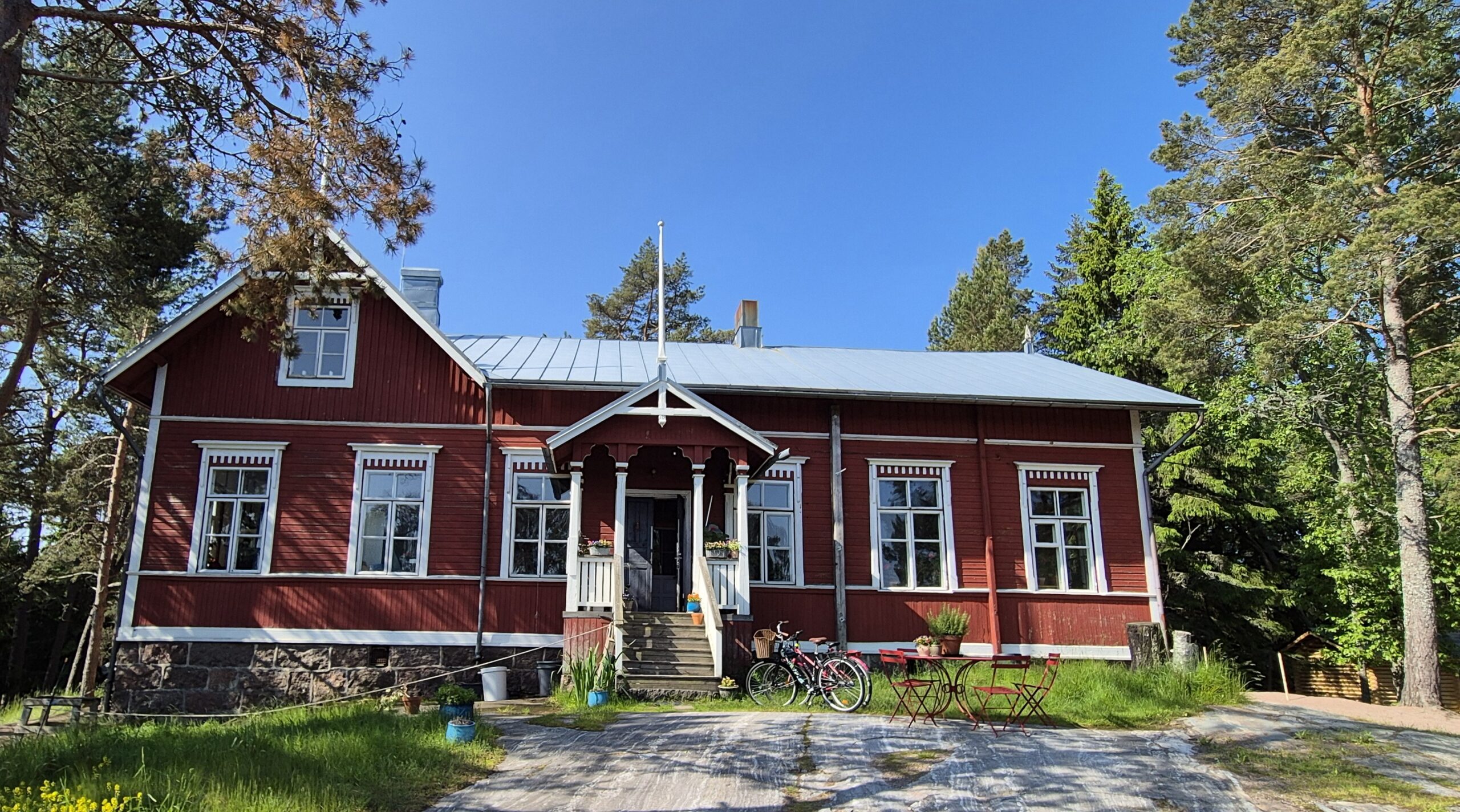 In the end of the elk safari we visit a Finnish traditional red wooden house